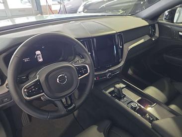 Volvo XC60 B5 R-Design — photo 22
