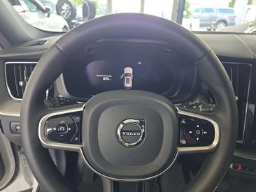 Volvo XC60 B5 R-Design — photo 23