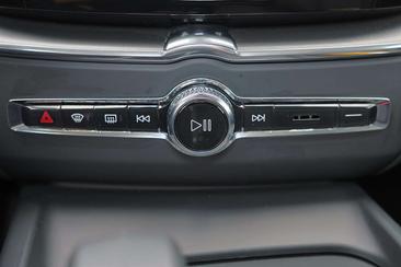 Volvo XC60 T6 Recharge Core — photo 8