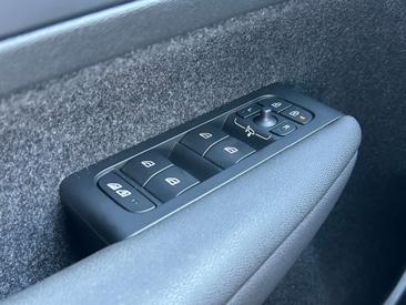 Volvo XC40 Recharge Core — photo 8