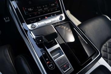 Audi Q8 S Line 60 TFSI E — photo 36