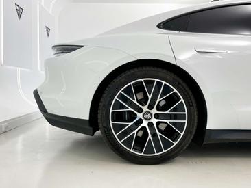 Porsche Taycan — photo 17