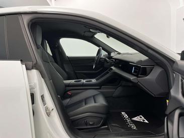 Porsche Taycan — photo 34