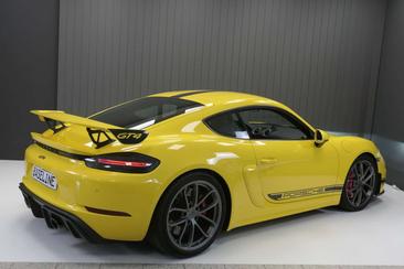 Porsche 718 Cayman GT4 — photo 19