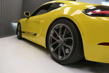 Porsche 718 Cayman GT4 — photo 26