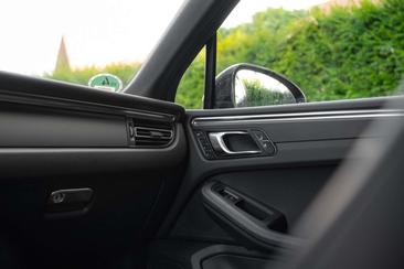 Porsche Macan Electrique Base — photo 18