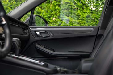 Porsche Macan Electrique Base — photo 19
