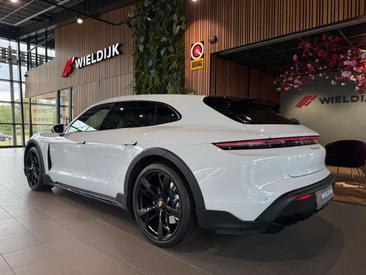 Porsche Taycan — photo 6