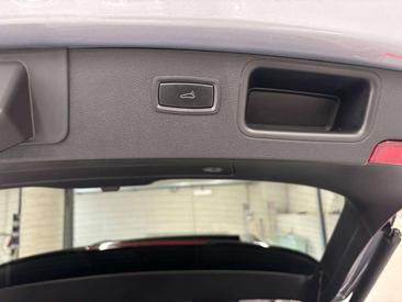 Porsche Macan Electrique Base — photo 17