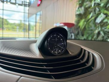 Porsche Taycan — photo 17