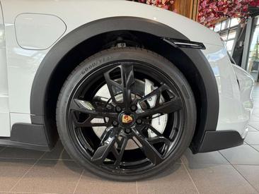 Porsche Taycan — photo 38