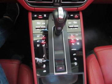 Porsche Macan Electrique GTS — photo 15