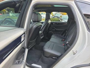Porsche Cayenne III — photo 16