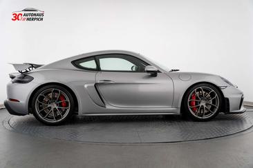 Porsche 718 Cayman GT4 — photo 6