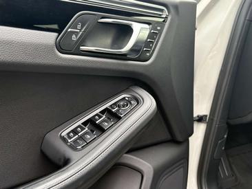 Porsche Macan Electrique S — photo 20