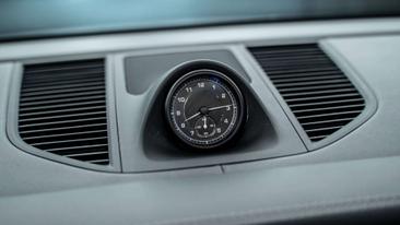 Porsche Macan Electrique Base — photo 35
