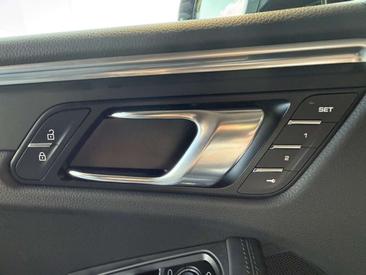 Porsche Macan Electrique Base — photo 28