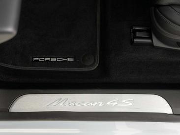 Porsche Macan 4S — photo 31