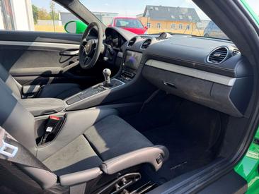 Porsche 718 Cayman GT4 — photo 16