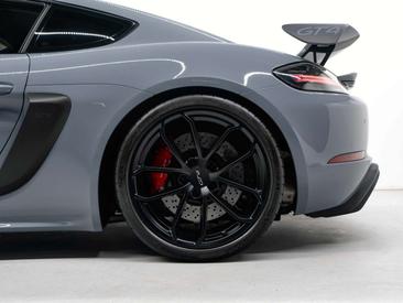 Porsche 718 Cayman GT4 — photo 17