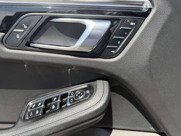 Porsche Macan Electrique S — photo 11