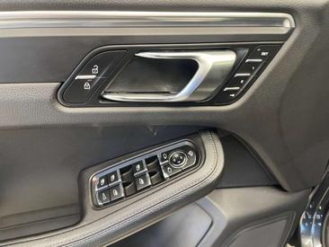 Porsche Macan Electrique Base — photo 28