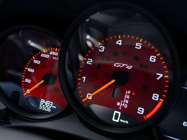 Porsche 718 Cayman GT4 — photo 39