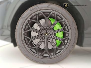 Lamborghini Urus — photo 11