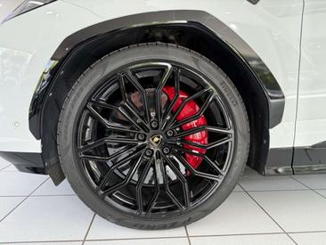 Lamborghini Urus — photo 17