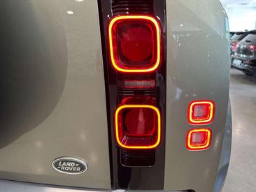 Land Rover Defender 110 SE IVA ESPOSTA 3.0D I6 200 CV AWD Auto — photo 17