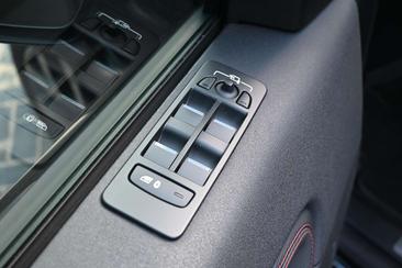 Land Rover Discovery Sport R-Dynamic SE P300e 1.5 — photo 14