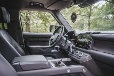Land Rover Defender Sedona Edition P400E — photo 11
