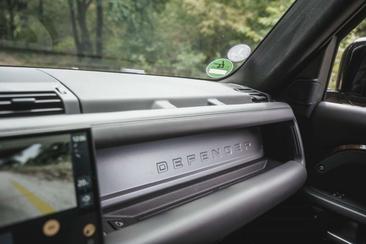 Land Rover Defender Sedona Edition P400E — photo 20