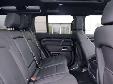 Land Rover Defender 110 D200 S AWD Auto 26MY Noir — photo 6