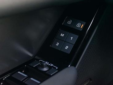 Land Rover Range Rover Velar Dynamic SE PHEV 2.0 P400e AWD — photo 10