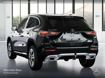 Mercedes GLA 200 — photo 20