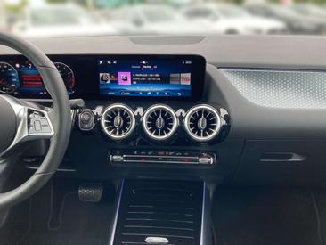 Mercedes GLA 180 — photo 11