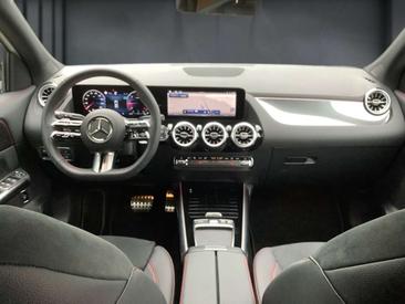 Mercedes GLA 200 Night Edition — photo 12