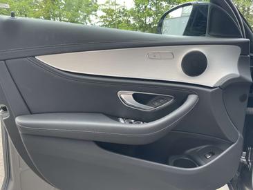 Mercedes Classe E 300 Night Edition — photo 13