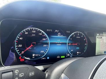 Mercedes Classe E 300 Night Edition — photo 23