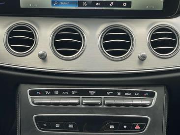 Mercedes Classe E 300 Night Edition — photo 29
