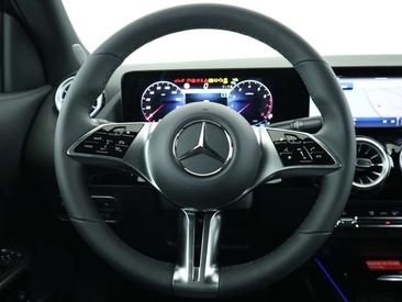 Mercedes GLA 180 — photo 11