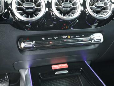 Mercedes GLA 180 — photo 14