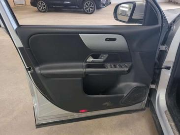 Mercedes GLB 200 — photo 11