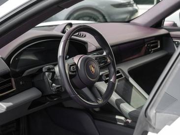 Porsche Taycan — photo 15