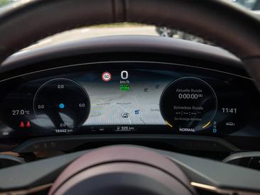 Porsche Taycan — photo 28