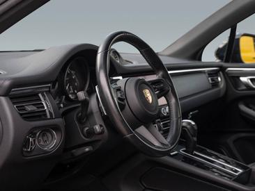Porsche Macan T — photo 18