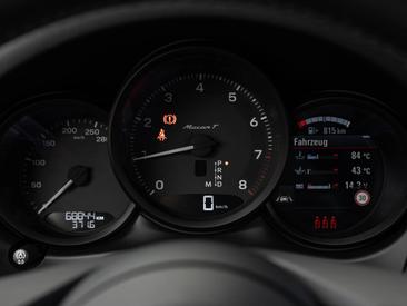 Porsche Macan T — photo 27