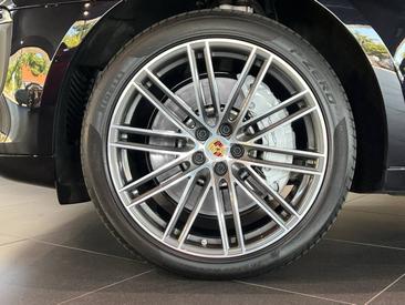 Porsche Macan Turbo — photo 6