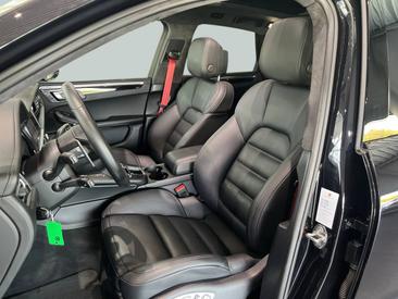 Porsche Macan Turbo — photo 13